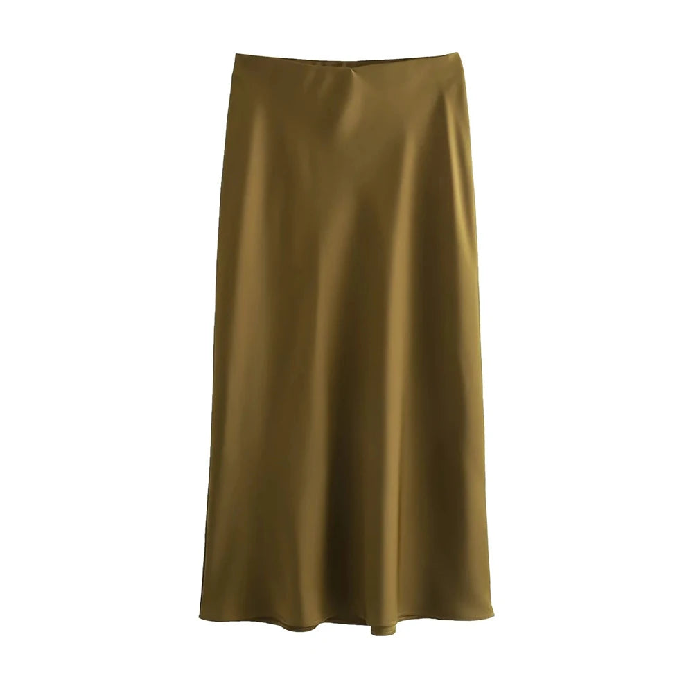 Rich tone, flowing satin fabric, ideal for autumn and winter chic looks.