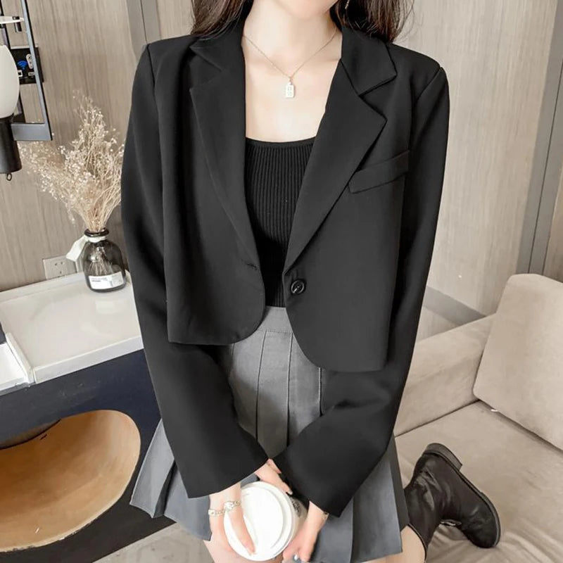 Black cropped blazer with an expensive, chic look for work and everyday style