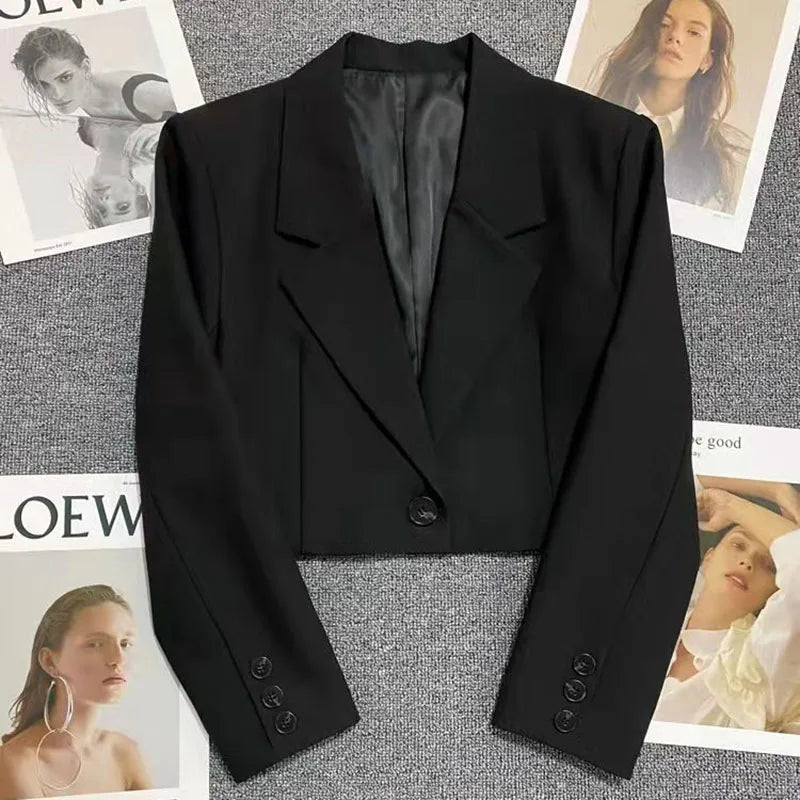 Black cropped blazer for fall-winter fashion with an elegant, luxury style