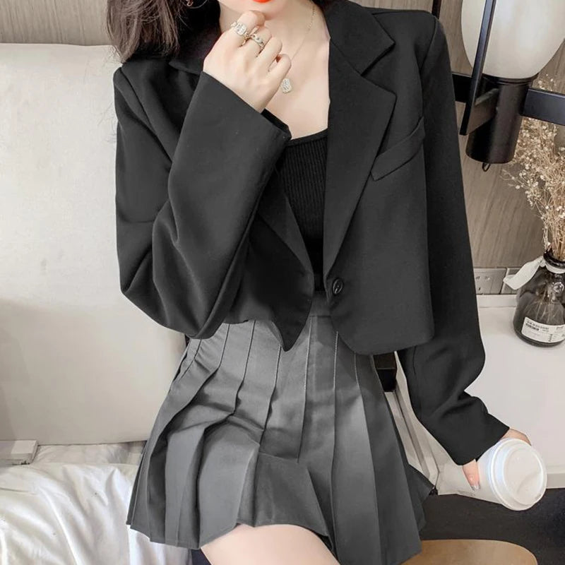 Elegant black cropped blazer for a luxury fall look