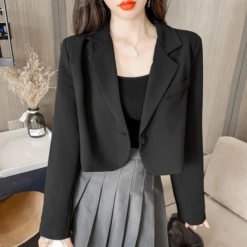 Old money aesthetic black cropped blazer with an elegant look