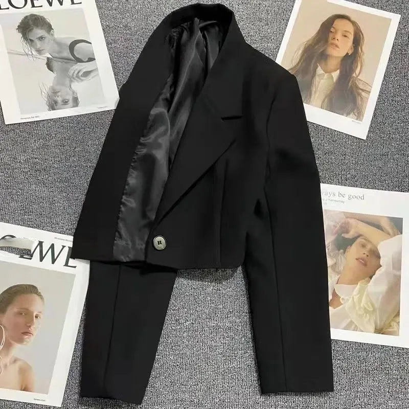 Black cropped blazer with an elegant, chic look for work and everyday style