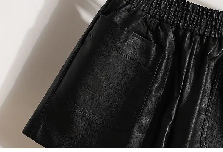 Zoom on the pocket of the Black High-Waist Leather Shorts, showcasing functional details.