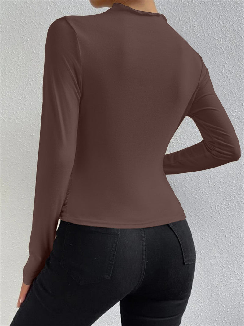 Trendy brown pleated t-shirt with a vintage touch, designed for autumn and winter fashion.