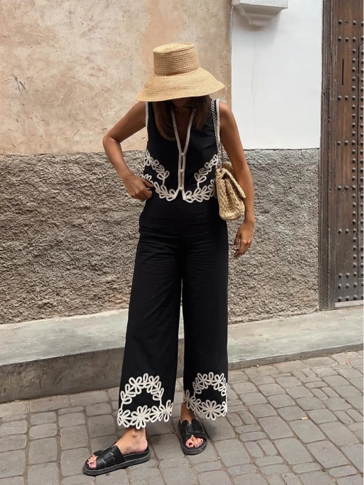 Modern and stylish contrast print crop vest and pants set for a sophisticated summer look