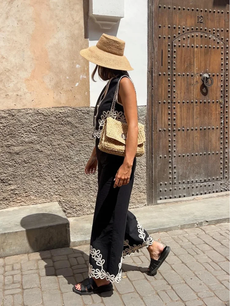 Chic spring outfit with an elegant contrast print crop vest and pants set