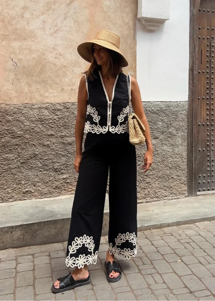 Elegant contrast print crop vest and pants set, perfect for chic spring-summer styling