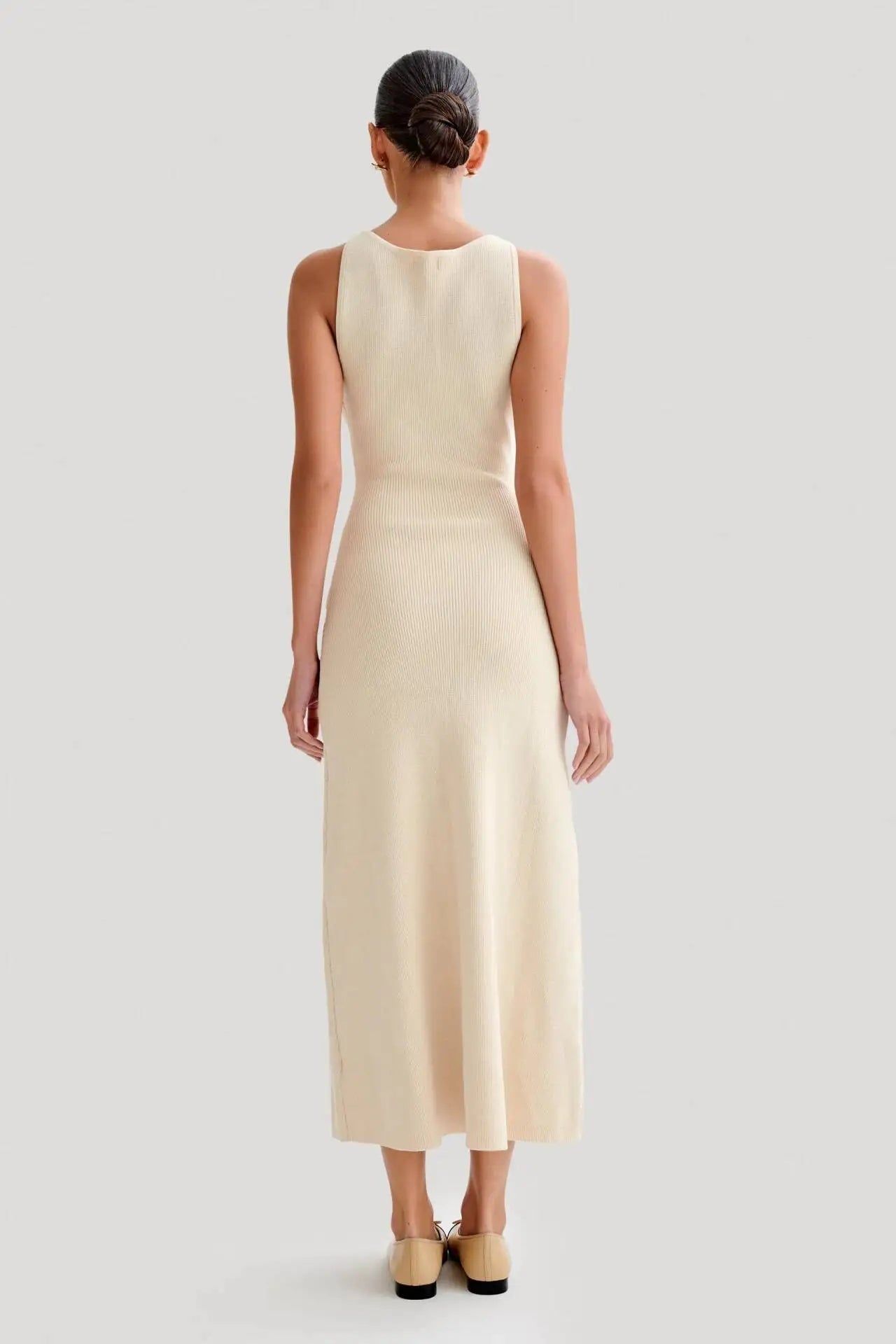 Beige luxury knitted dress for everyday chic, combining elegance and old money sophistication