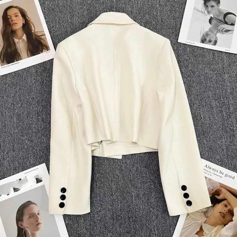 Fall fashion beige cropped blazer for an elegant, luxury style