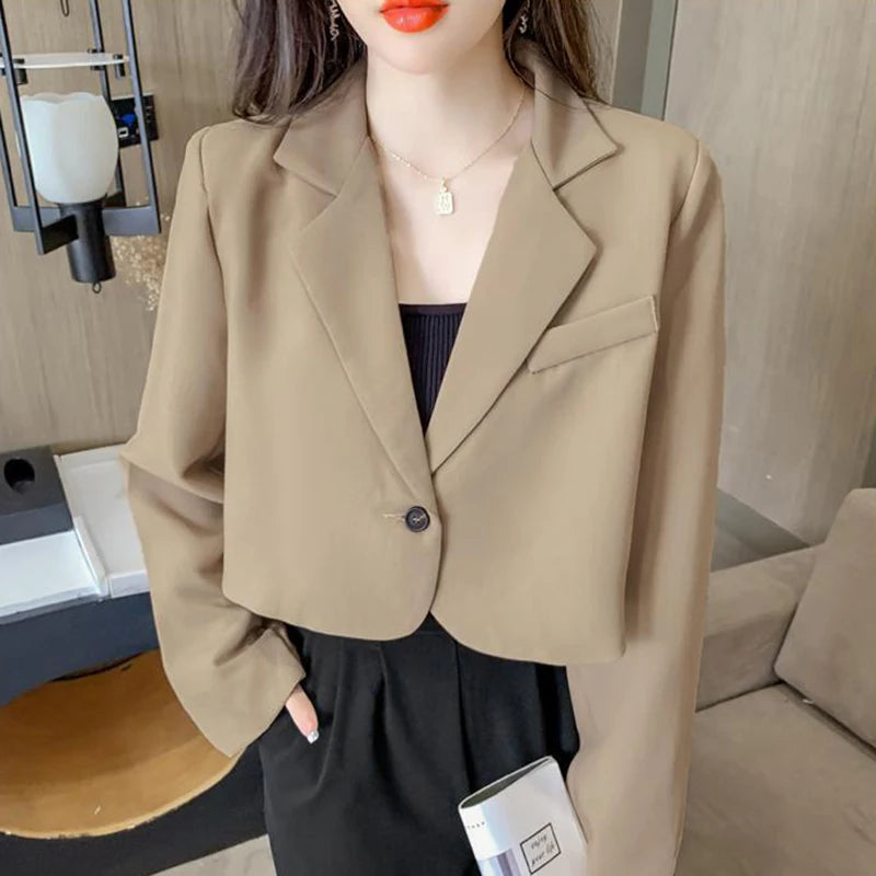 Khaki cropped blazer with an elegant workwear style for office looks