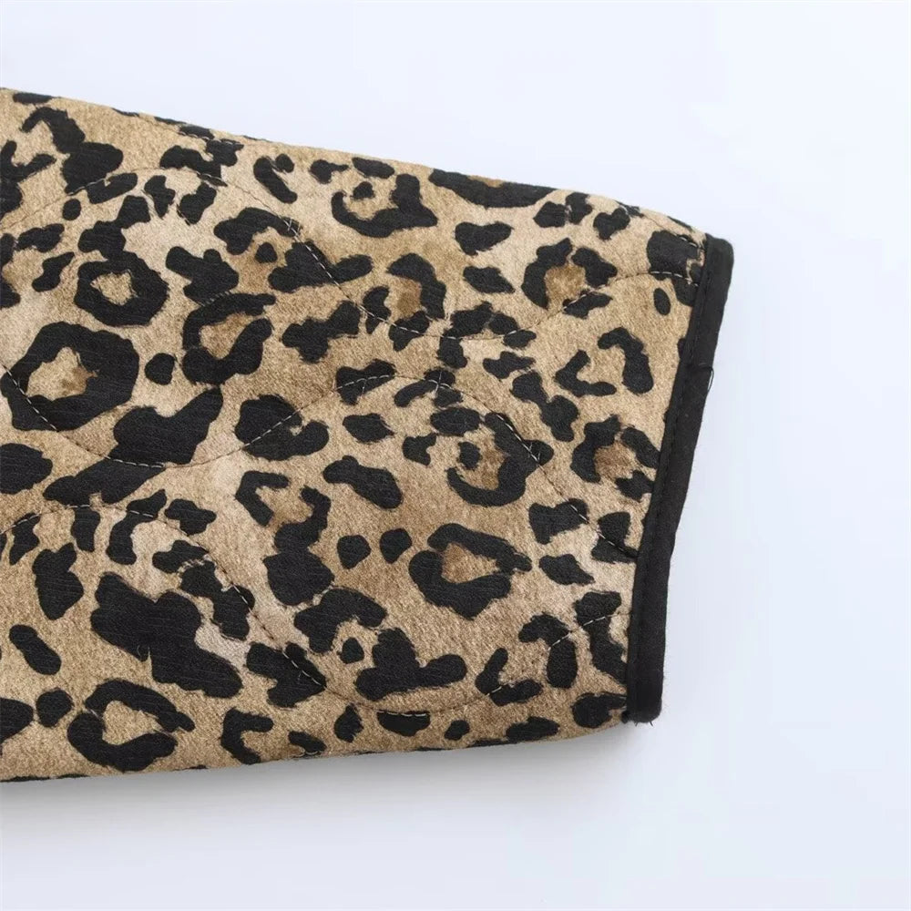 Classic animal print cotton jacket, a wardrobe essential for trendy fall and winter looks.