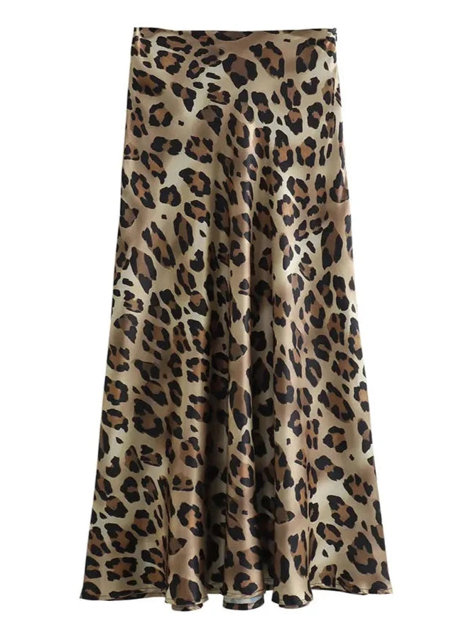 Chic leopard print midi skirt, ideal for layering in autumn and winter wardrobes.