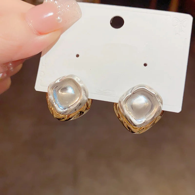Trendy square earrings in silver and gold, perfect for everyday wear or special occasions.