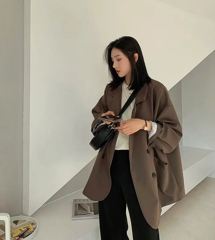 Oversized blazer in brown, an essential piece for fall/winter fashion.