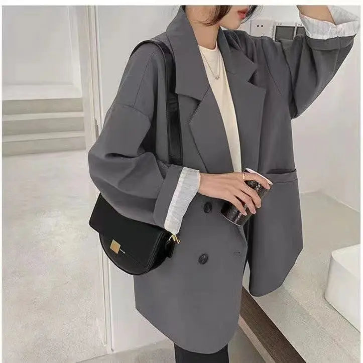 Oversized blazer coat in grey, a timeless piece perfect for elegant fall and winter looks.