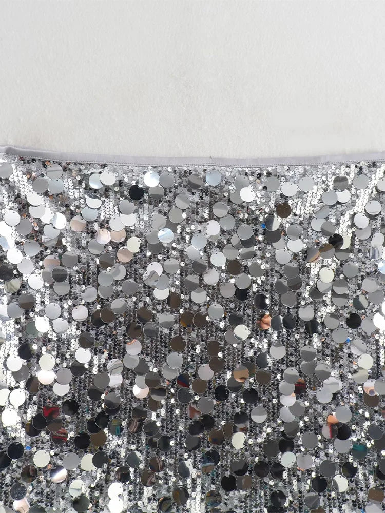 Back view of the silver sequined mini skirt, an elegant choice for end-of-year festivities.