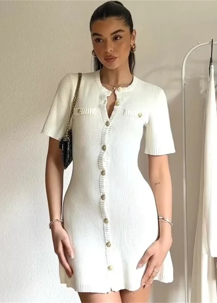 Elegant white knitted short dress, perfect for chic and sophisticated fall or winter looks.